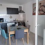 Rdc Avec Terrasse Et Parking Prive דירה *