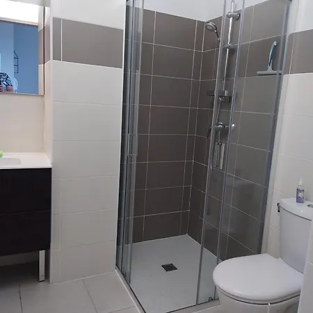 Apartament Rdc Avec Terrasse Et Parking Prive Agde