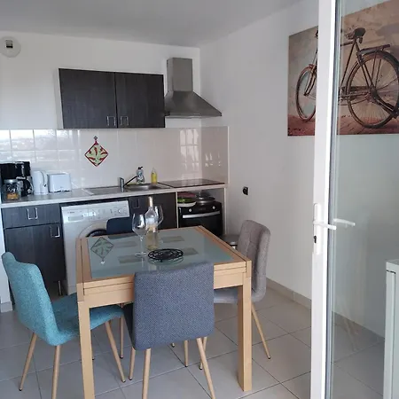 Rdc Avec Terrasse Et Parking Prive 아파트 *