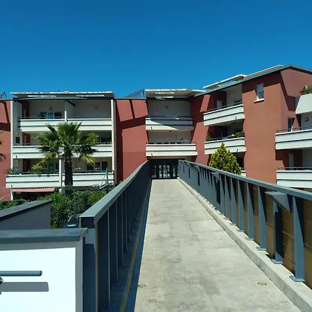 Rdc Avec Terrasse Et Parking Prive אגדה